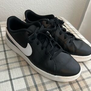 NIKE COURT ROYALE 2 LOW leather TENNIS SNEAKER BLACK/WHITE - only worn once!